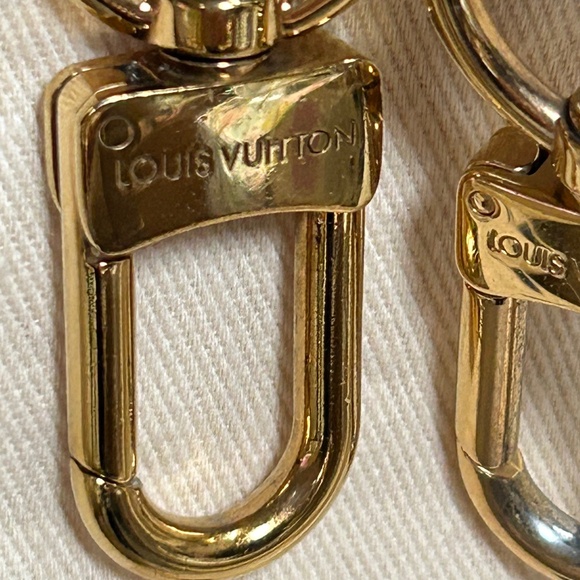 FULL INCLUSION 🔥🔥Stunning Louis Vuitton V tote  in monogram/Merlot - Picture 8 of 15